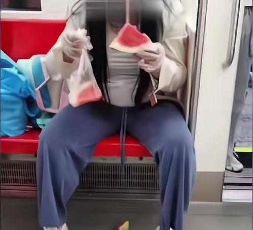 吃瓜女生被扔钱