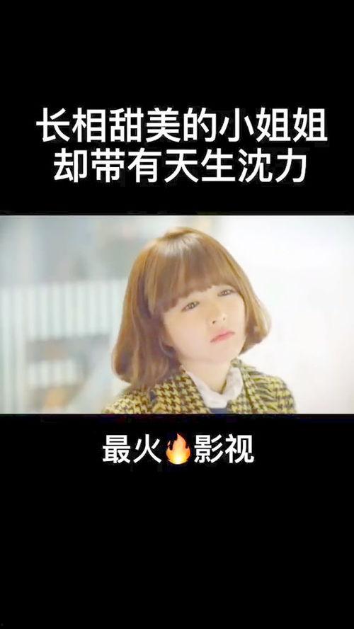 甜美小姐姐吃瓜,小姐姐品尝瓜果，甜蜜滋味尽收眼底