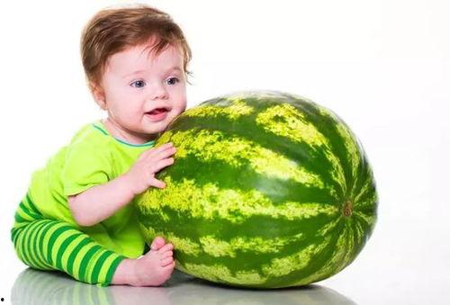 夏季吃瓜儿童,瓜果飘香，快乐童年时光