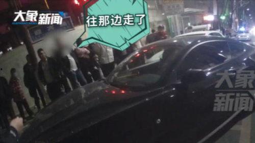 吃瓜遇见交警,现场上演温馨一幕