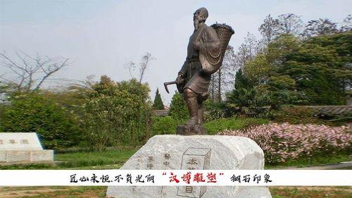 雕像野外吃瓜,野外悠闲时光的定格