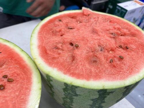 水果市场吃瓜,水果市场里的甜蜜诱惑