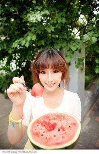 女生喜欢看吃瓜吗,吃瓜成风，娱乐至上的时代