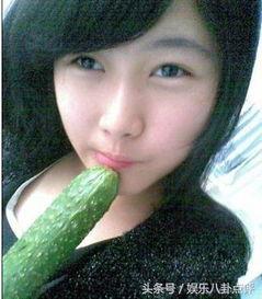 美女吃瓜文案,美女大快朵颐，瓜香四溢的视觉盛宴